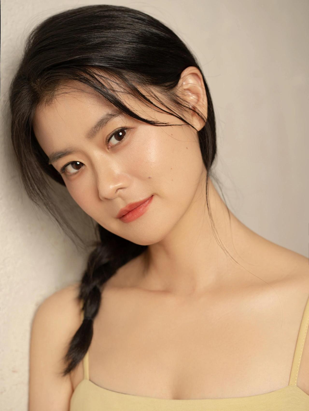 还得是摄影师的技术好啊，硬是把四十多岁的中年少妇拍出了二十岁小姑娘的感觉。