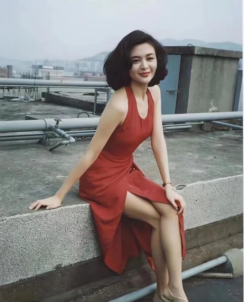 真正的大美人，没有几个是骨瘦如柴的，都是骨丰肉满，亦如关之琳，王祖贤，钟楚红，钟