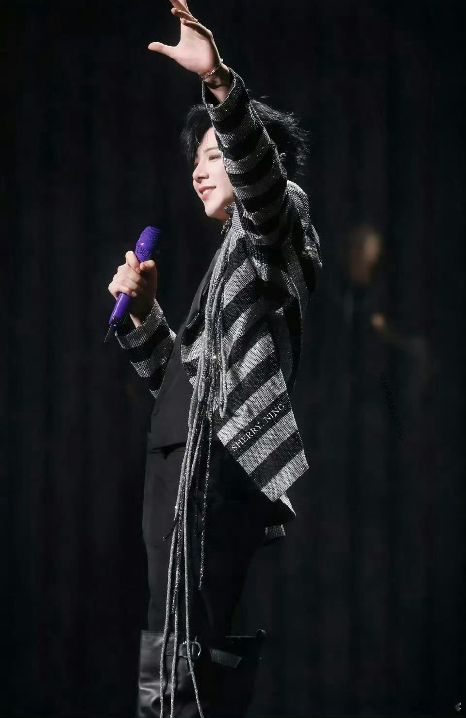 🐮🐮🐮🐮👏👏刘宇宁高定look👏👏：刘宇宁2025巡演深圳站今日