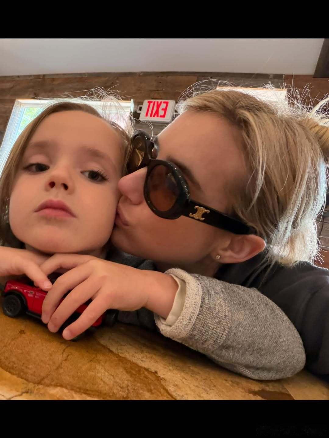 EmmaRoberts艾玛罗伯茨和儿子Rhodes的新有爱亲子私照，小R也是一
