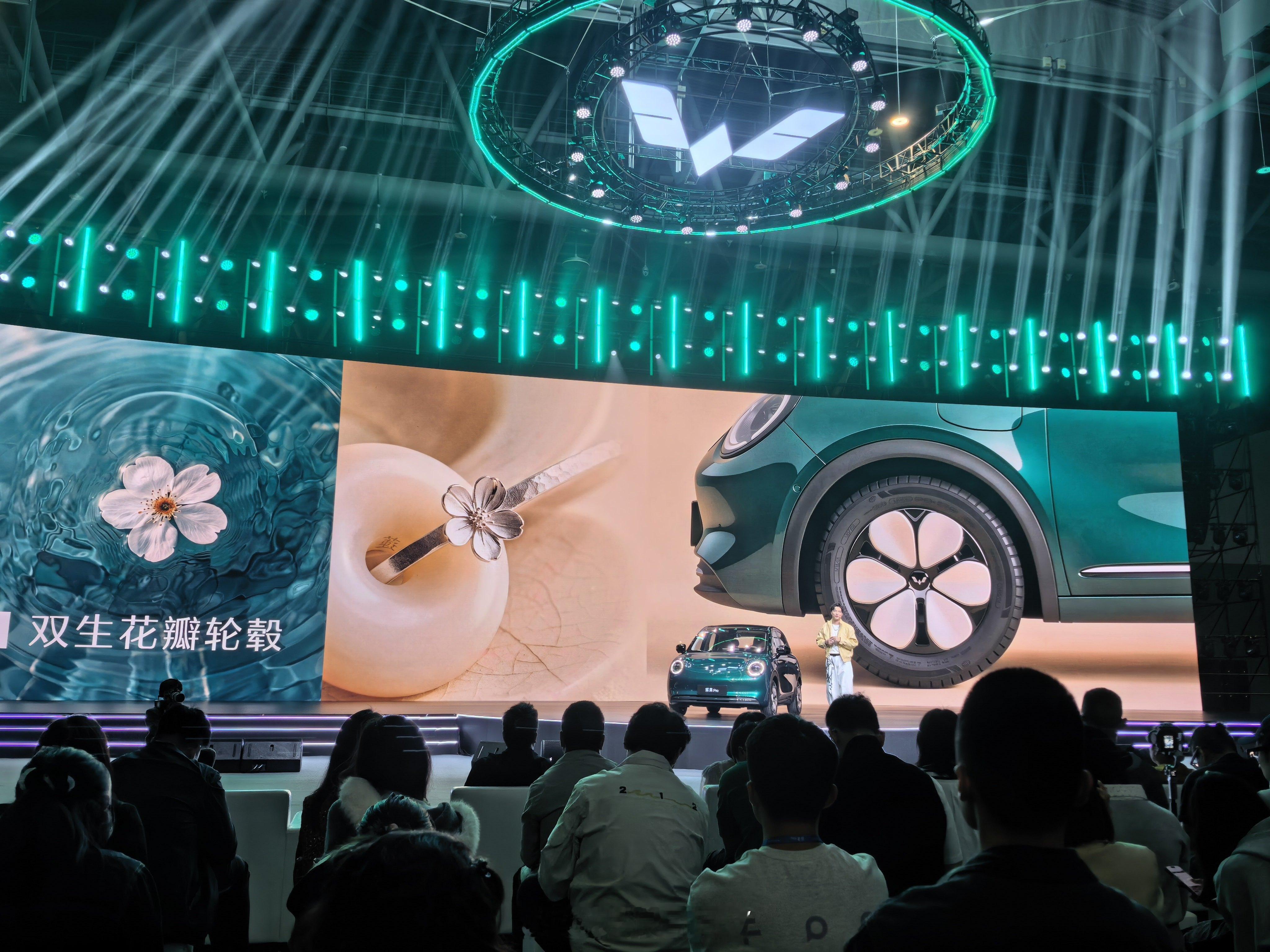 五菱为了造台女生喜欢的小车真是拼了，看看今天缤果Pro预售活动现场，这背景一布置