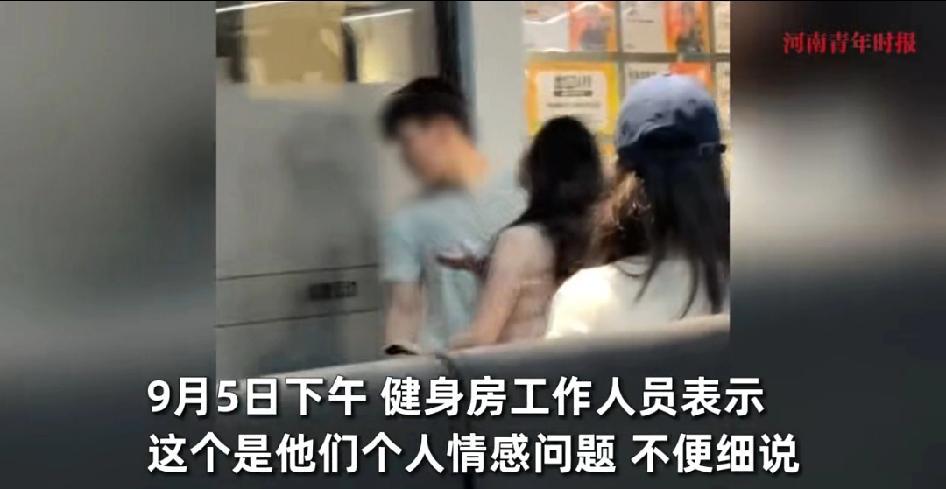 该打！又是健身房的事，一个男教练被两个女人打了，却没人同情，旁边还有人乐呵呵地看