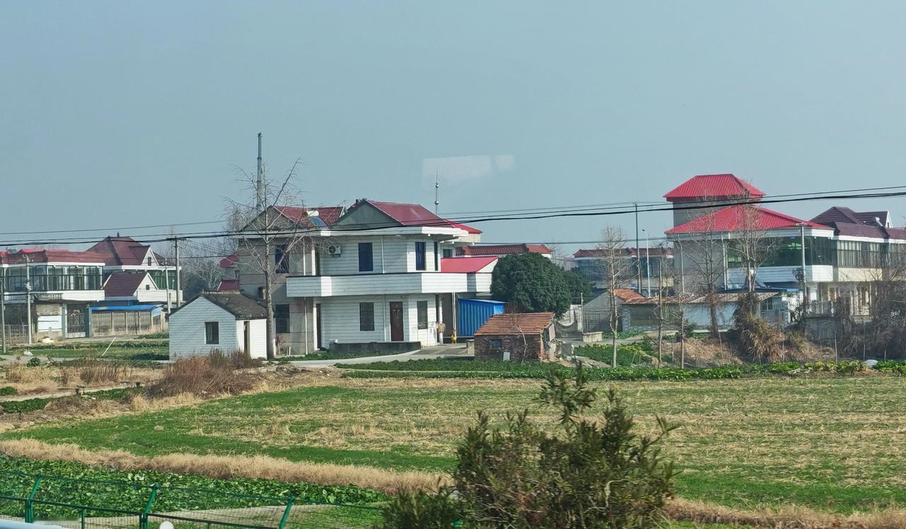 大巴车上手机随拍，全国大陆人均GDP最高的江苏省，农村实景。