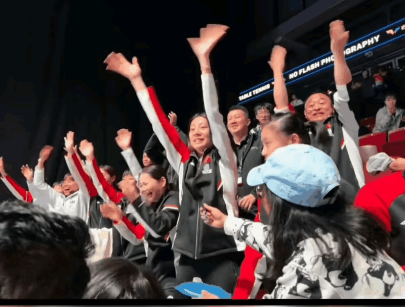 国乒女队员们沸腾了！莎莎/曼昱组合夺冠后，莎莎抛签名球，国乒女队员们沸腾了，一