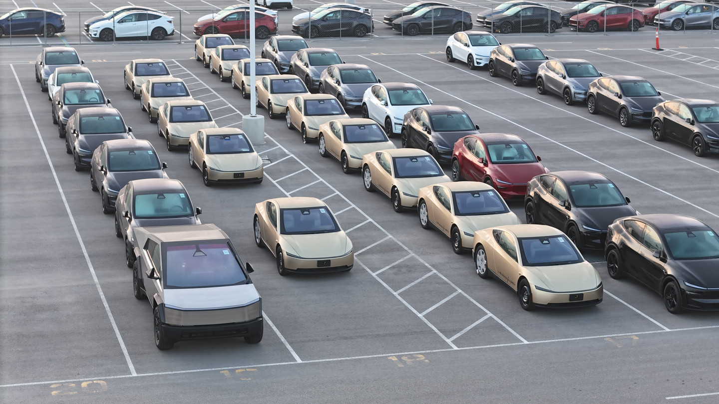 【最终量产形态？又一批特斯拉Cybercab无人驾驶出租车亮相厂区，没有方向