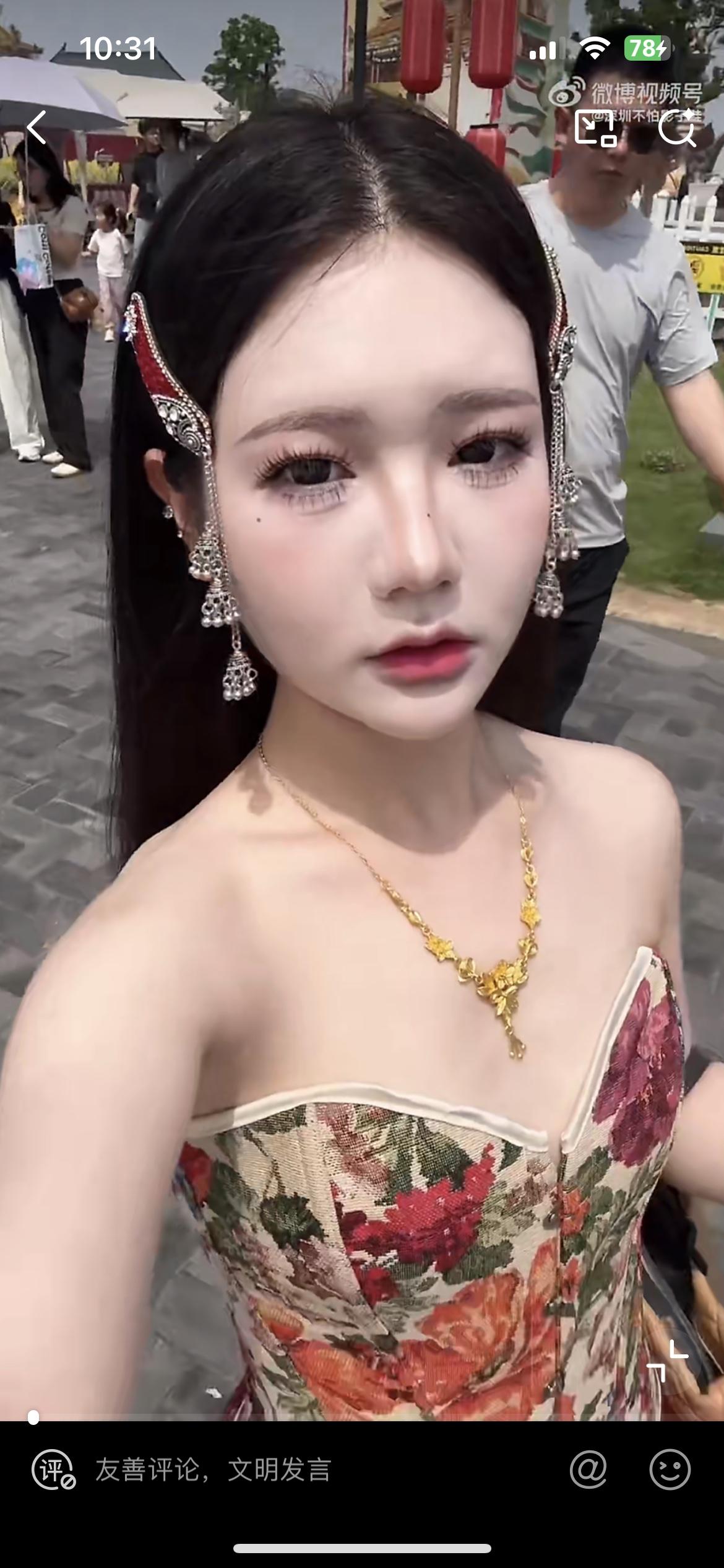 这个小姐姐指责徐州宝莲寺迂腐，被指责穿着暴露，不允许入室内参观。小姐姐说她穿着裹