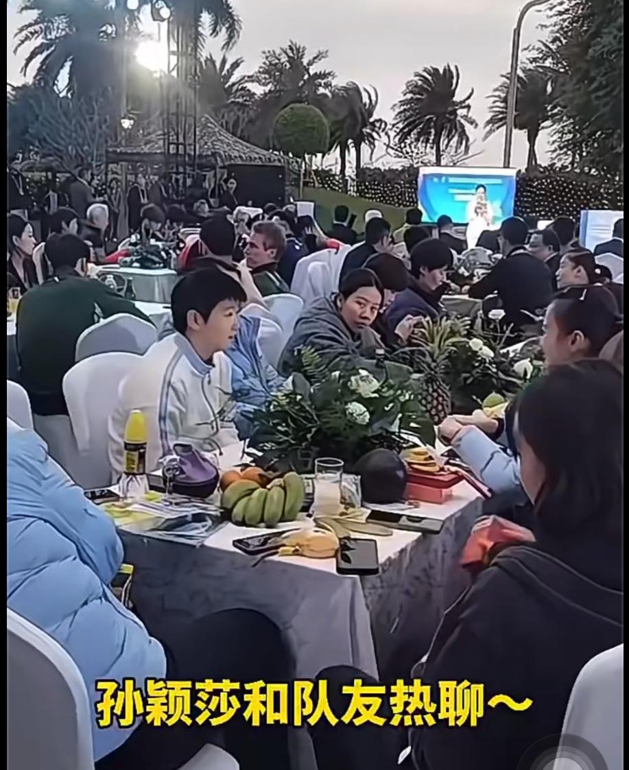 孙颖莎王楚钦参加海口亚洲杯欢迎晚宴——笑容灿烂2月3日，王楚钦王曼昱参加了