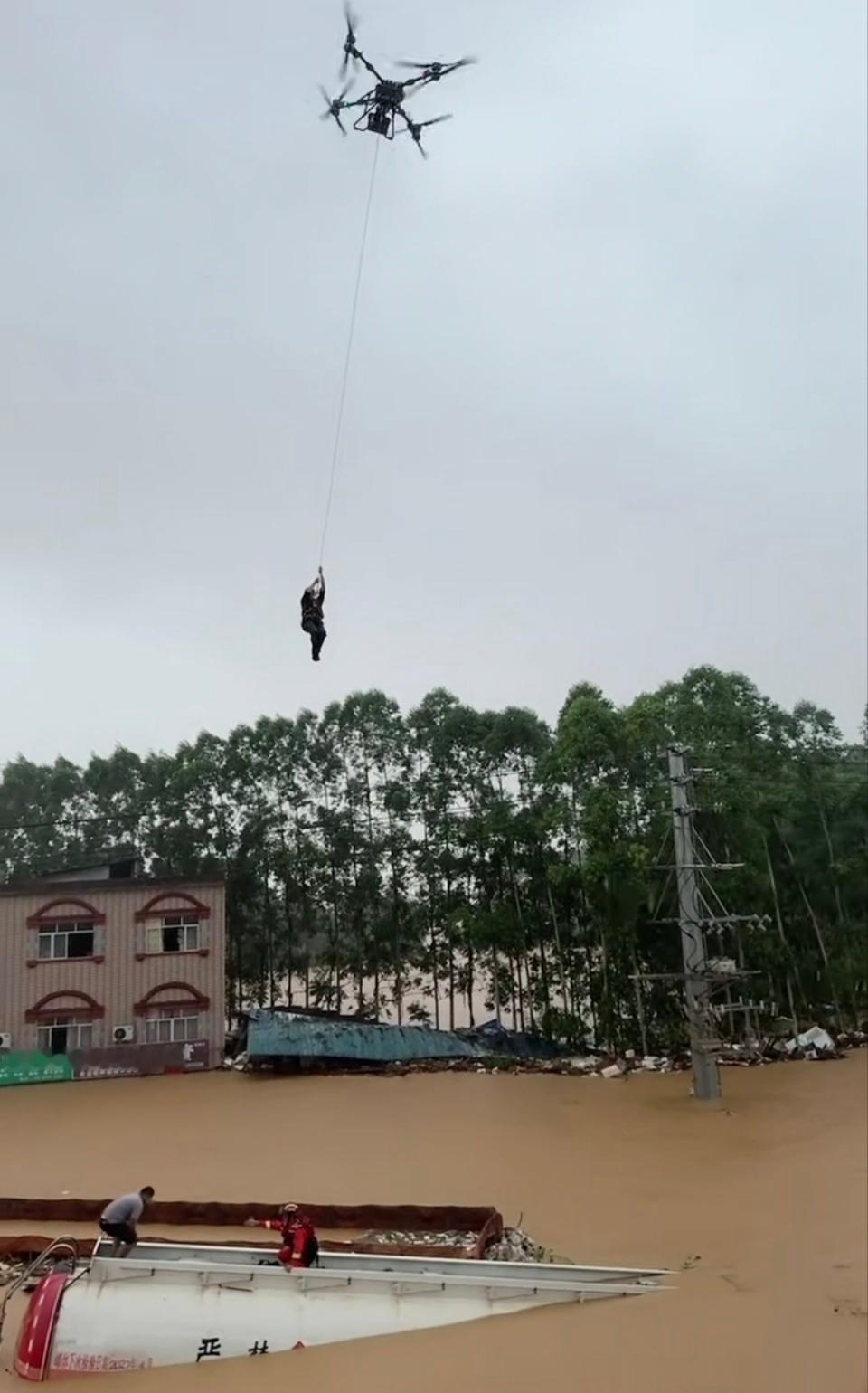上月，我因一个跨国合作项目，从波兰来到中国西部的一个小城。起初一切都很平静。直到