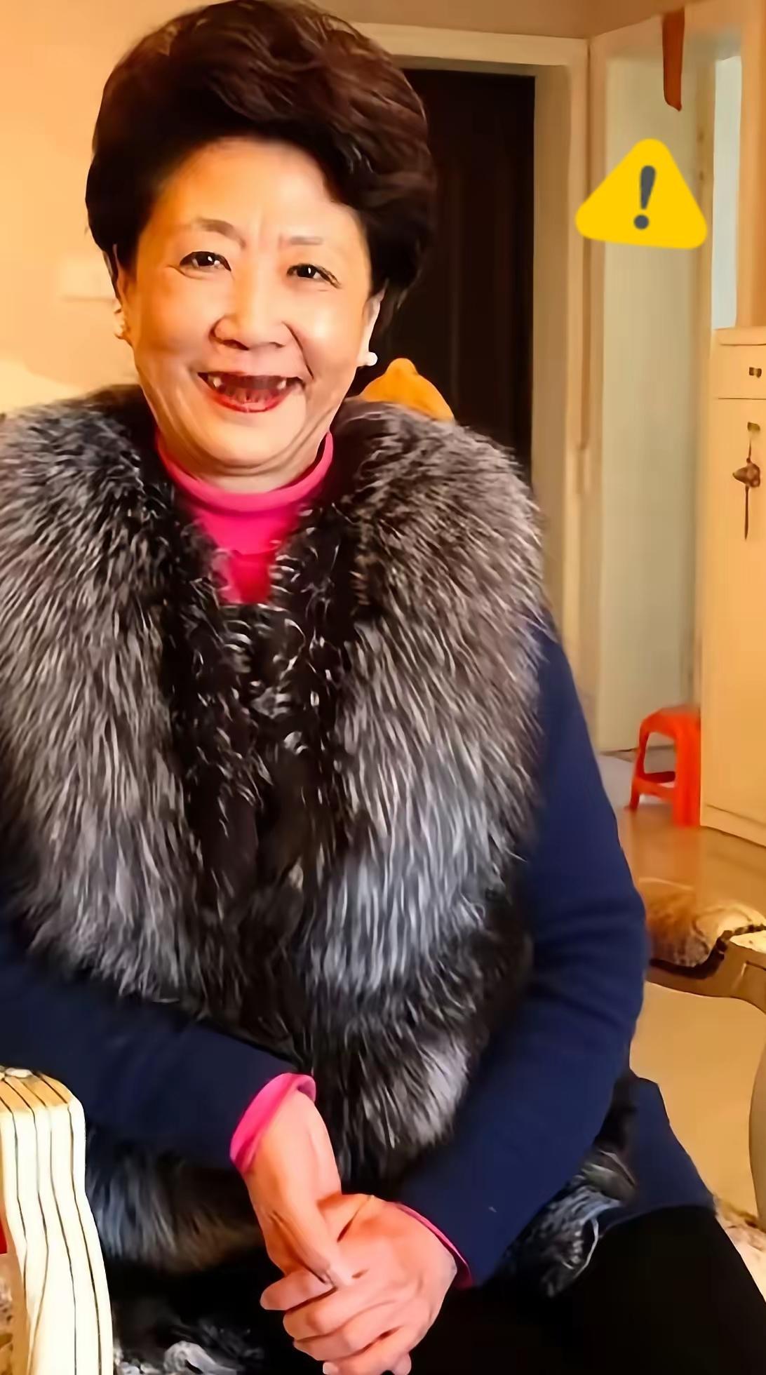 太佩服庞叔令女士了，​徐莺和徐湖平本想借着画展的机会，结交庞叔令，就此坐实徐莺