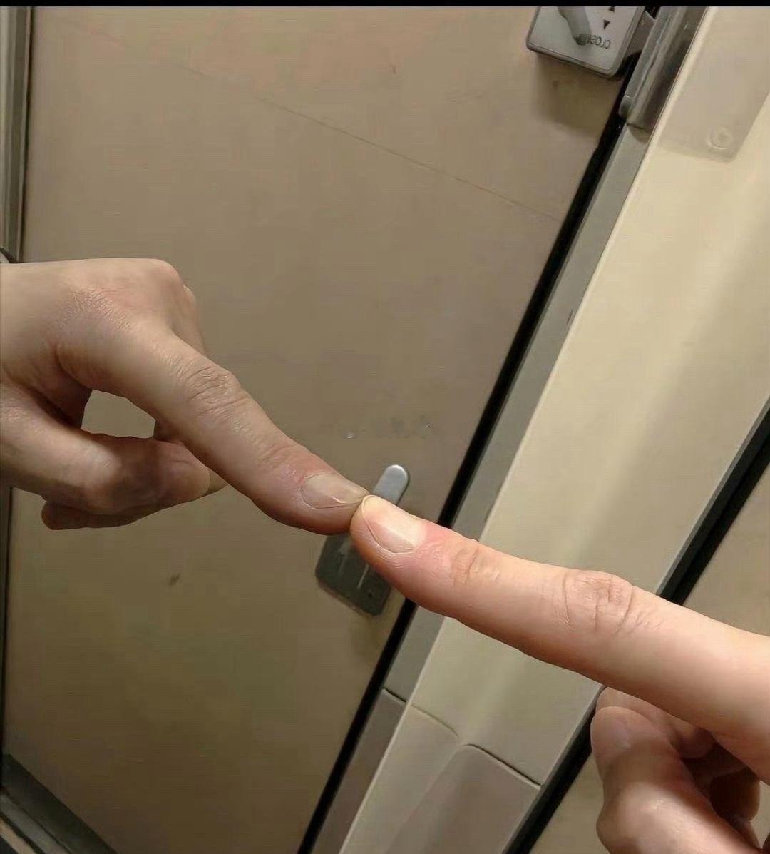 酒店这镜子咋回事