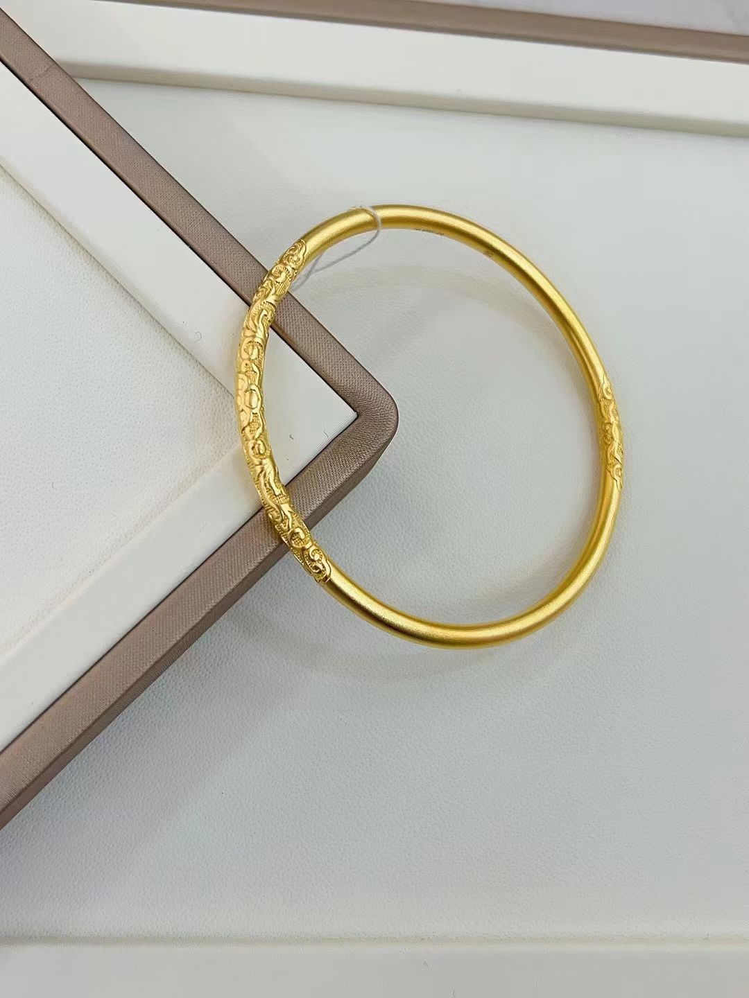 金价会涨到多高黄金持续拉涨原因以前500左右的时候嫌贵，现在如果跌到800算便宜