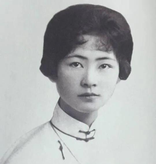 1955年，林徽因在病床上拼尽全力呼喊丈夫名字，护士却说：“已经很晚了，有事明天
