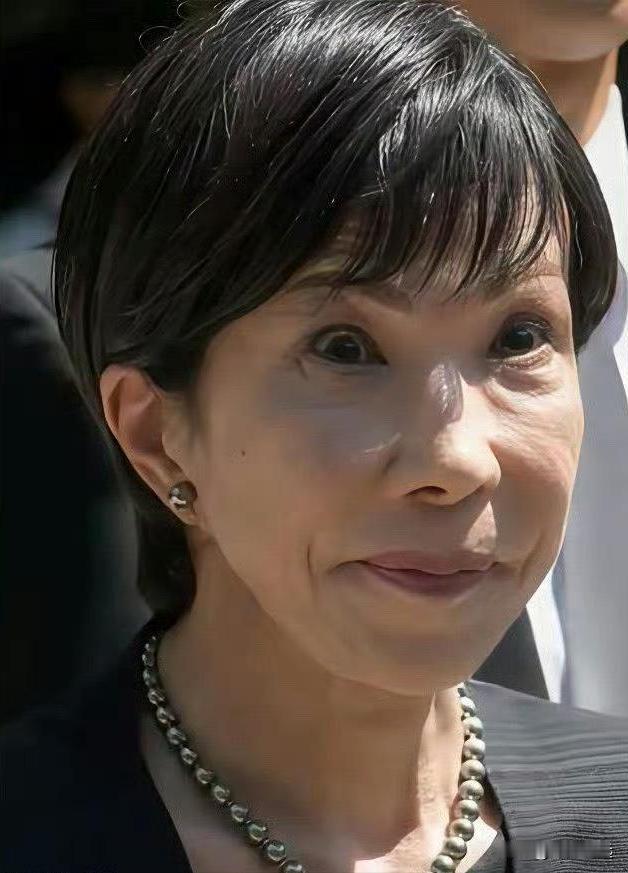 照片细节分析！先说头发，感觉有点油腻，应该是几天不洗一次。再看眉毛，完全是画