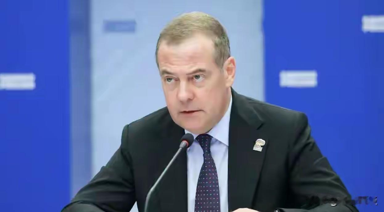 梅德韦杰夫狠批特朗普：学普京强占格陵兰岛？你连小公鸡都不如！