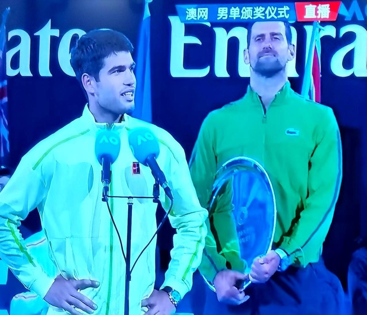 全场都笑疯了。我赶紧把电视音量调大，就等着那句神翻译。结果，解说员大哥清了清