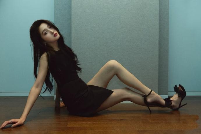 关晓彤地板的木纹接住你的影子黑裙折成安静的弧度高跟鞋尖挑着未眠的灯你偏头