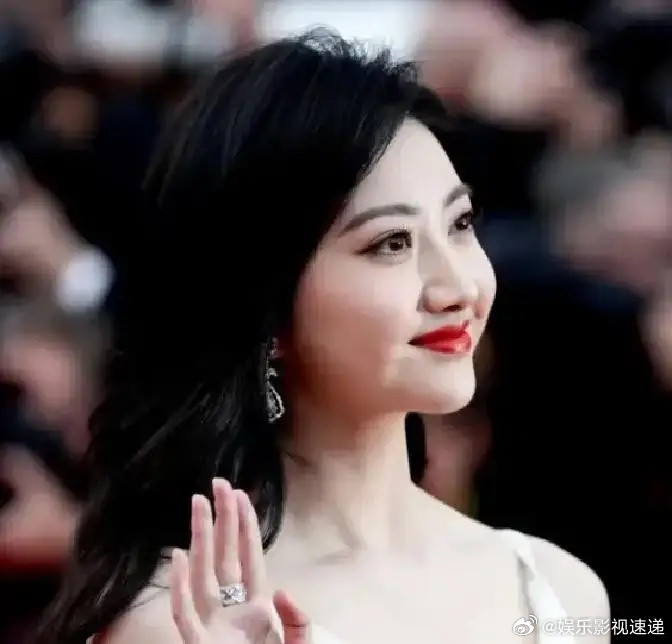 2023年张继科被曝欠500万赌债时，景甜连推12个待进组的项目自掏腰包平事，转头全网连续骂了她37