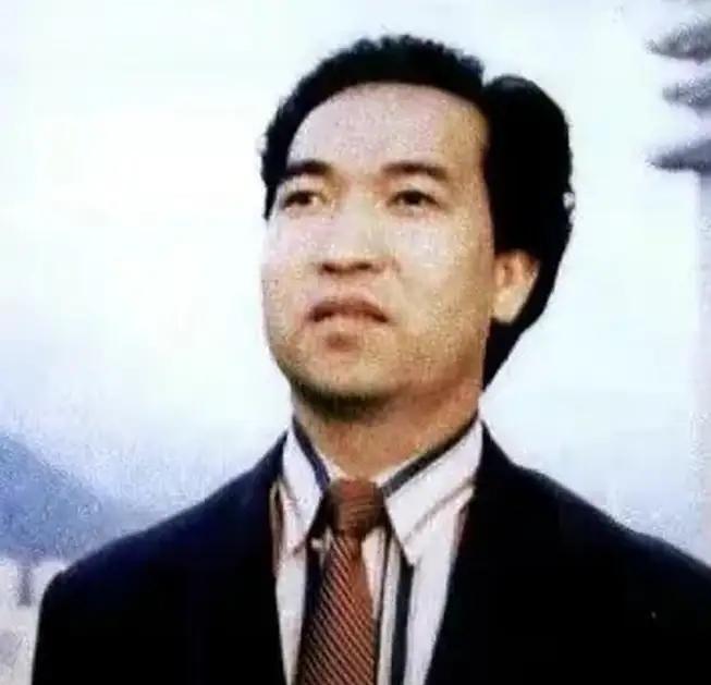 1981年，广东1男子放弃亿万家产加入英国国籍，在国外找不到工作，只能天天扛着麻