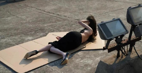 李沁躺纸板大片有新意，很不错！每天看二妞闰土批丝巾走方步，也该看一下女明星趟