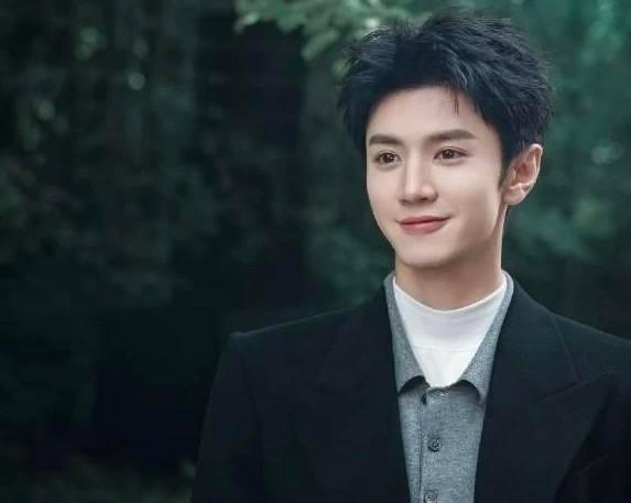 陈哲远演的男主，被观众说像李沁弟弟，不是演技问题，是气场塌了。他那张脸，清秀是