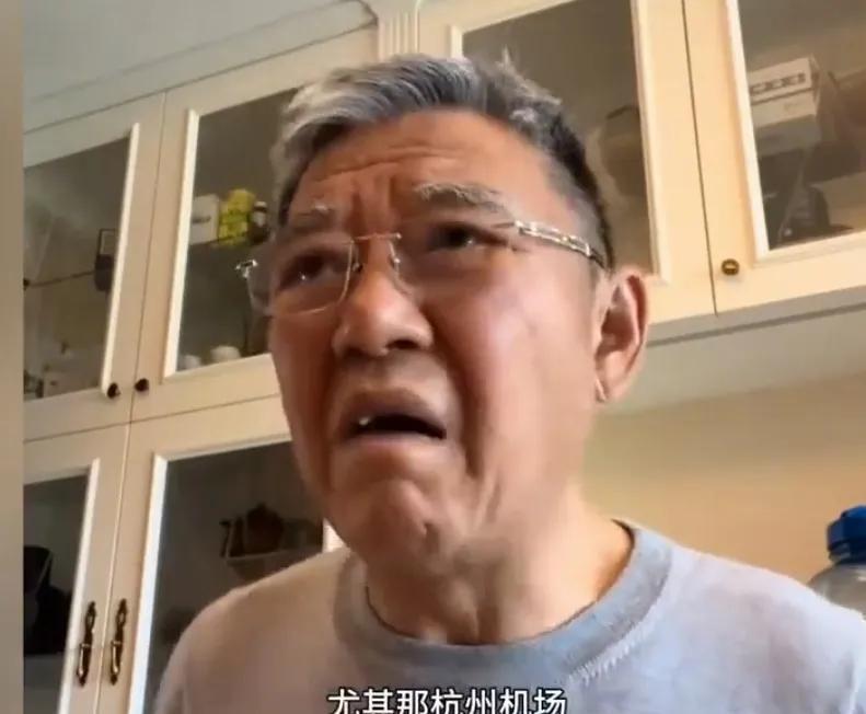 著名台湾演员李立群抱怨说：“杭州机场贼大贼大的，拖着行李在里面走一二公里，实在够