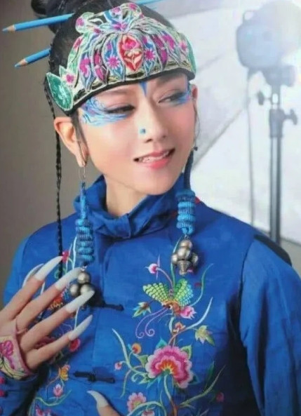 2002年，杨丽萍和富豪刘淳晴结婚7年，刘淳晴对杨丽萍说:“我们要个孩子吧！我想