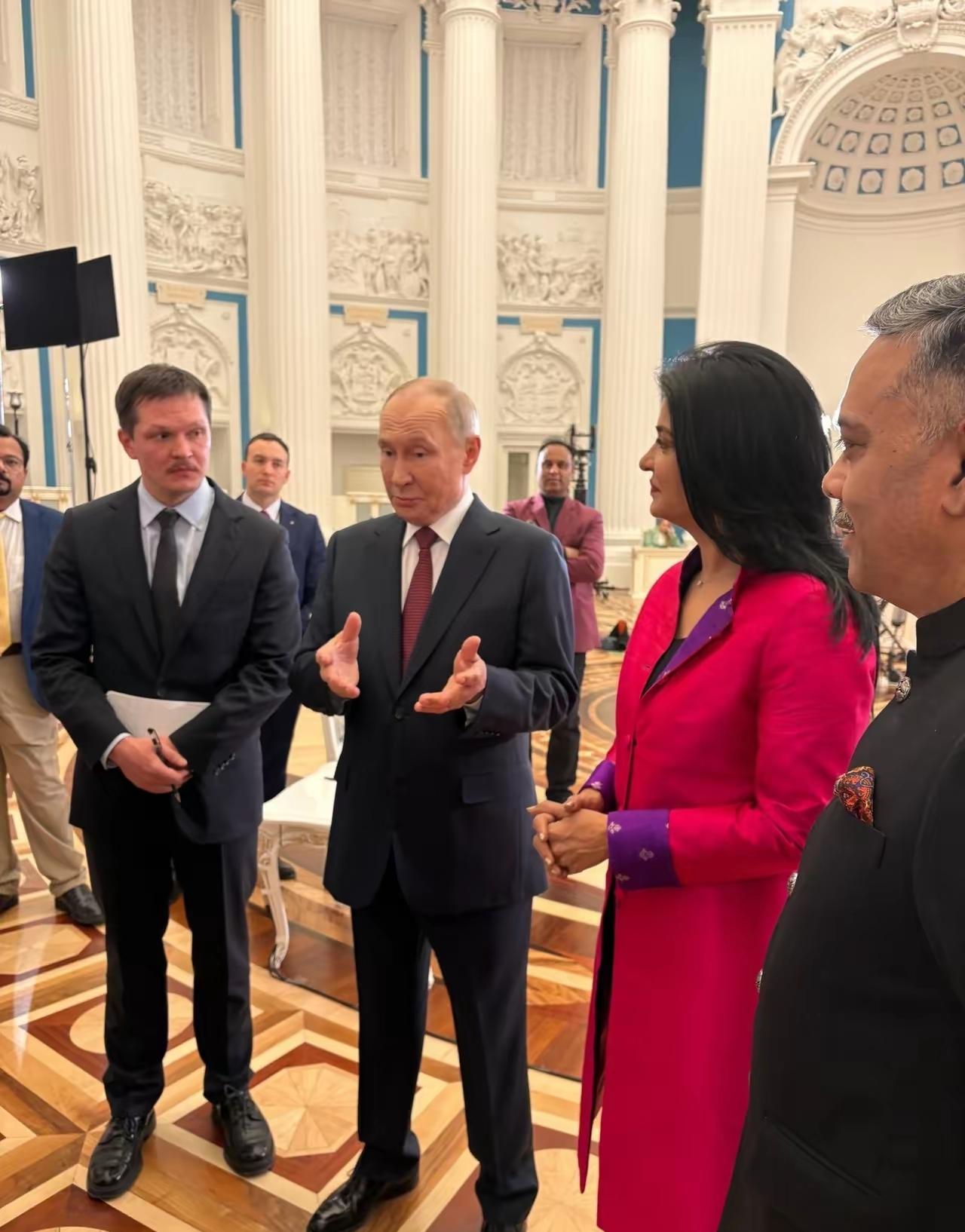 俄罗斯给定心丸，印度不怕了在当地时间12月4日晚间抵达印度之后，普京迅速对印