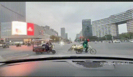 太有灵性了！安徽合肥，老人蹬着三轮车过路口，眼看走到一半突然力竭停在了原地，老人