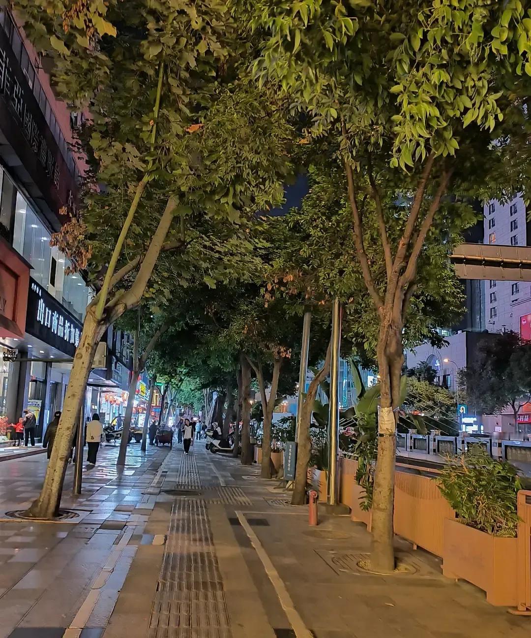 昨天在银河王朝门口，两个粤语小姐姐把我拦下，问桔子酒店怎么走。我掏出手机给她们