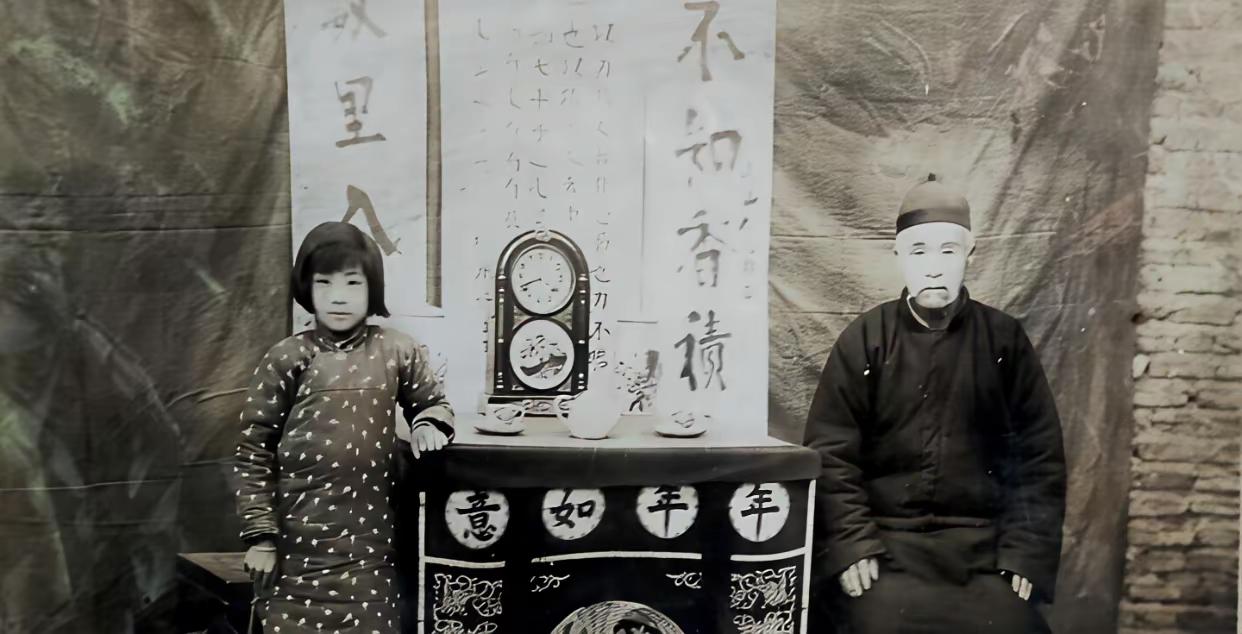 1798年，一个老地主娶了个十二岁的姑娘，姑娘叫秀儿，她爹是个猎户，半年前上山打