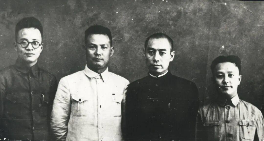 四位中央领导合影，我敢打赌，认识三位以上，绝对是历史课代表，我立即拜你为师！！