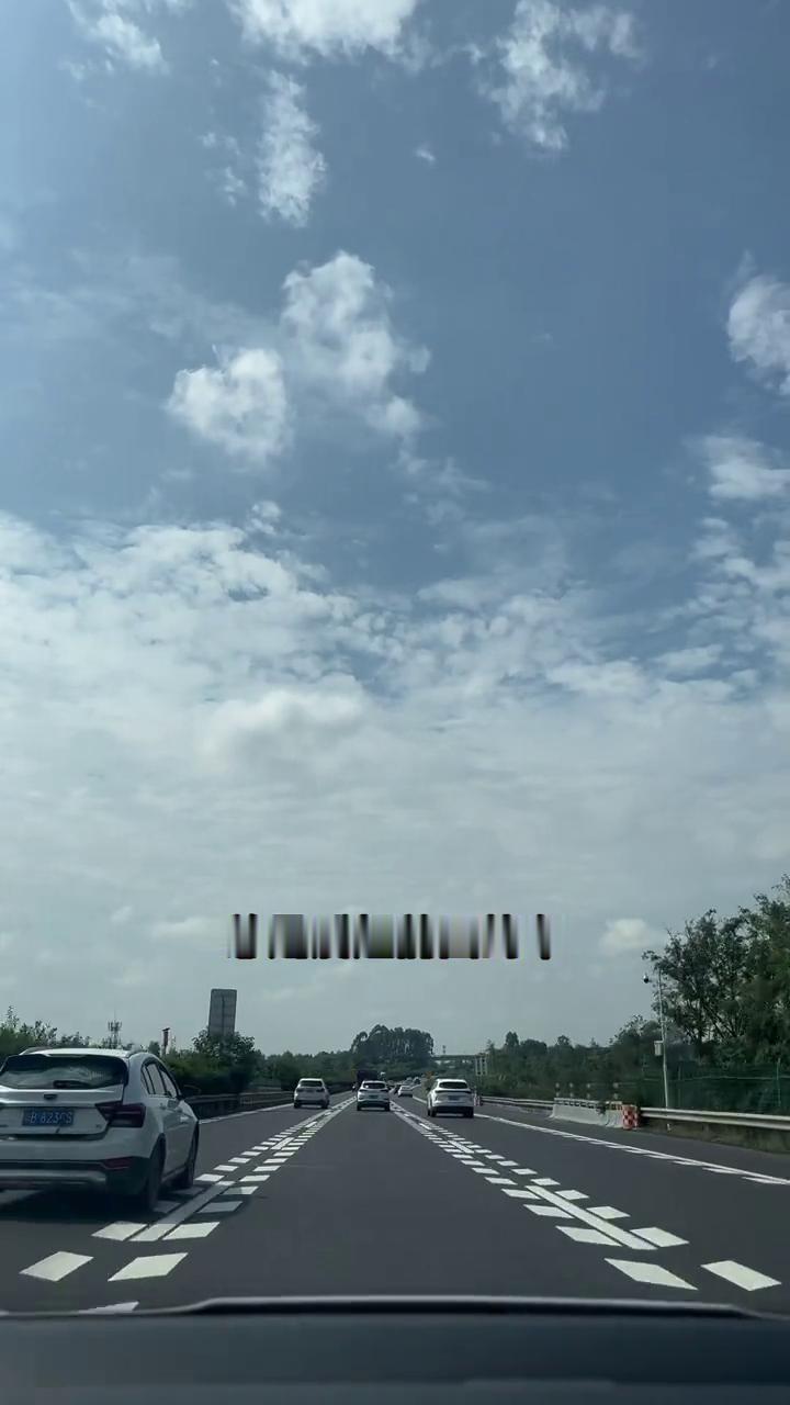 在高速路上我发现了一个怪现象，有那么些司机不知他们是技术高还是性格急，总是爱超前