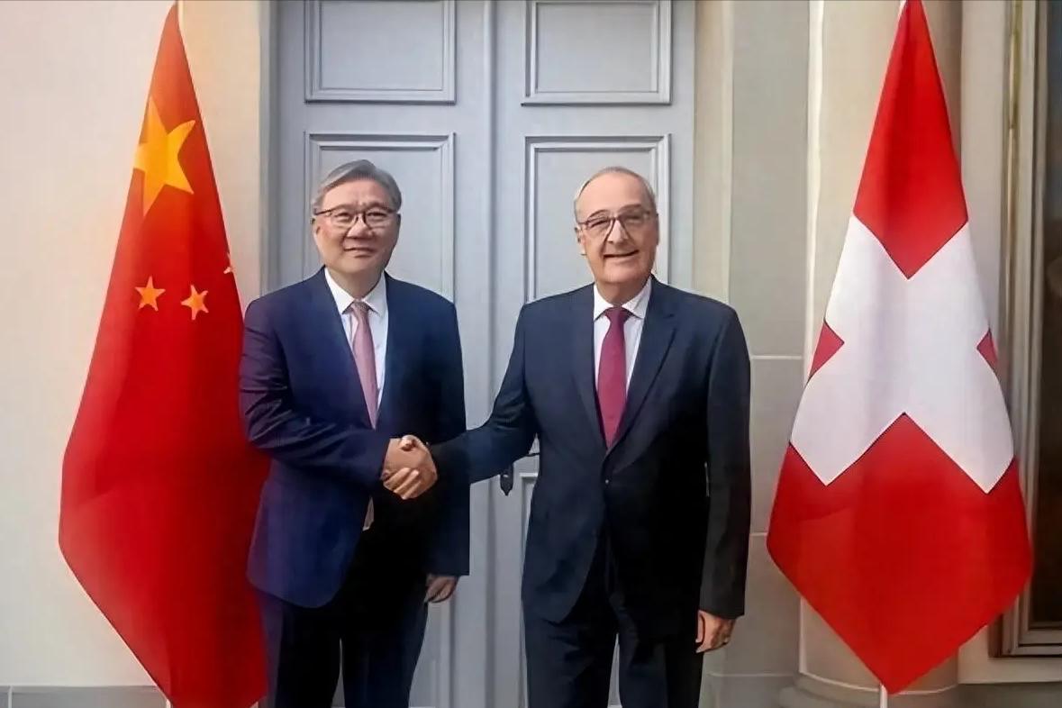 瑞士才刚和中国在伯尔尼签下升级自贸协定，布鲁塞尔那边脸色就变了。大家都想不到