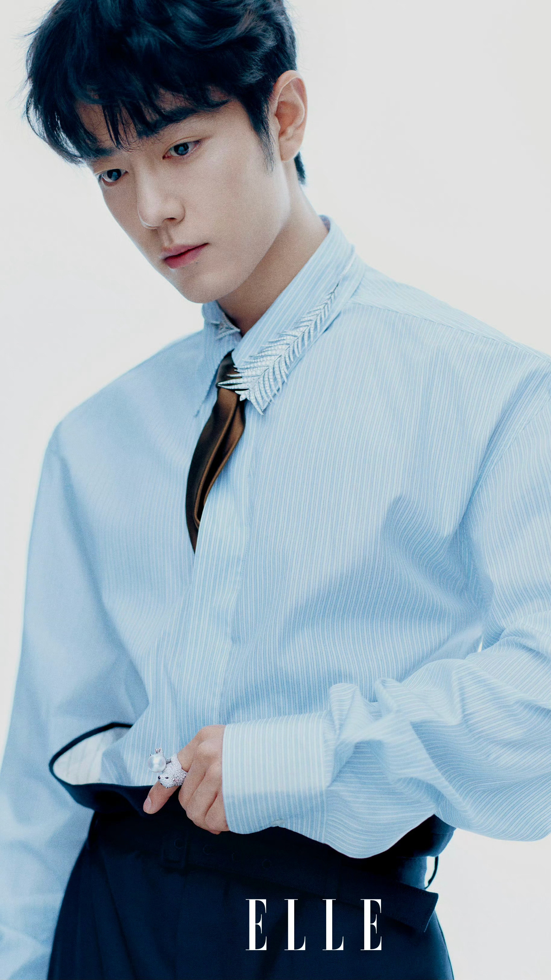 穿衣显瘦，脱衣有肉！超完美的身材！肖战新杂志漏胸肌了◎肖战ELLE销量