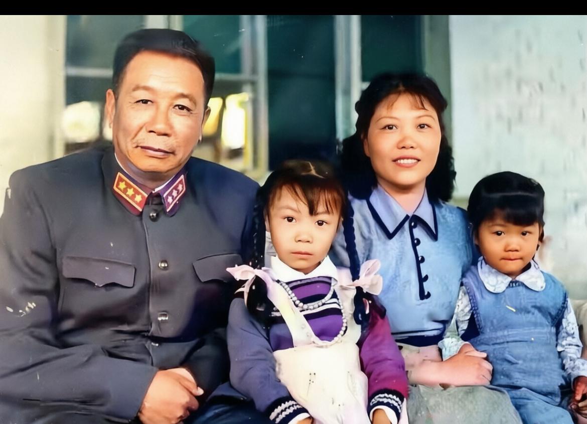 1955年的开国上将，娶了小他40岁美女，被打趣是“老牛吃嫩草”，你知道这对夫妇