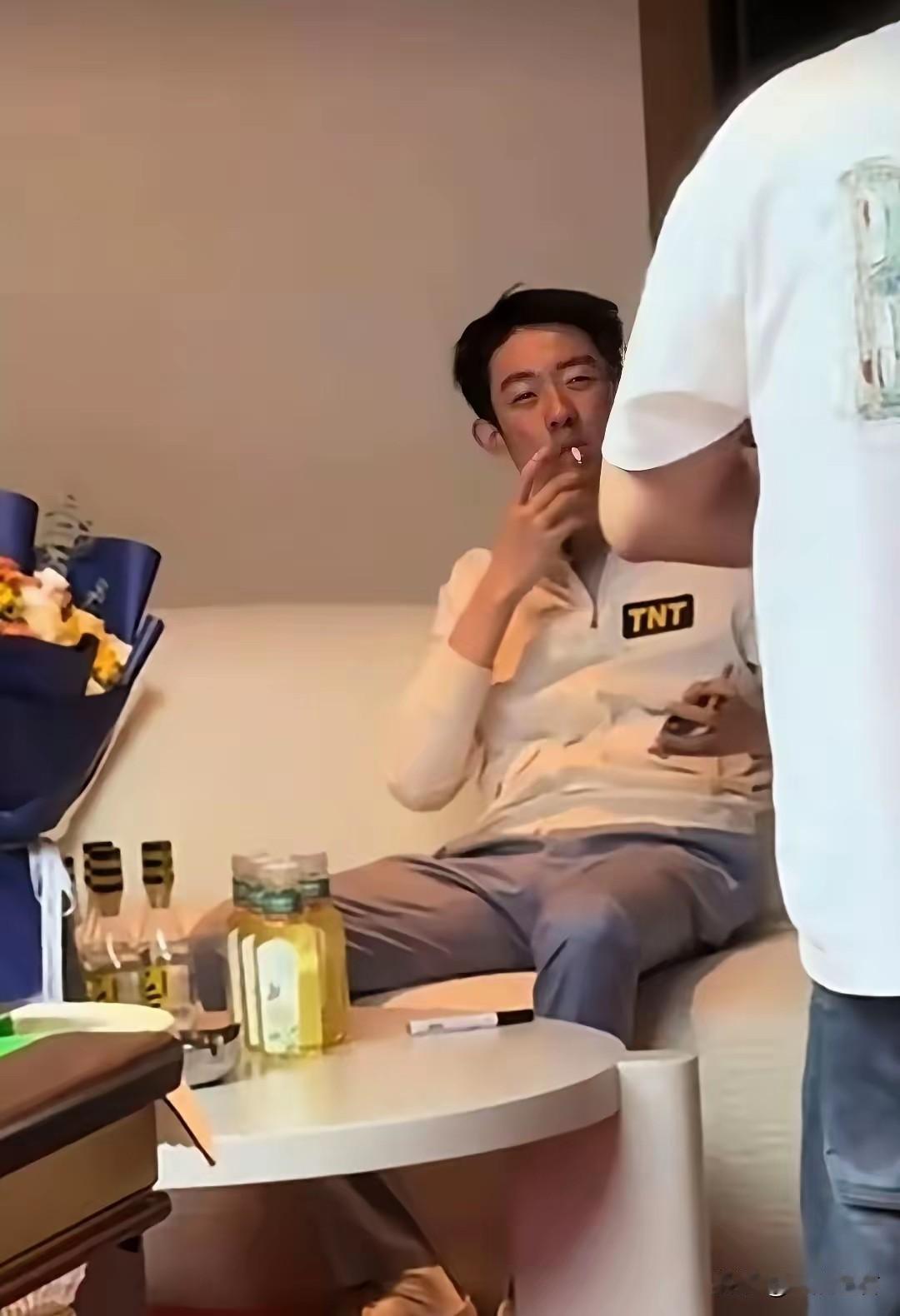 有谁知道吴宜泽抽的是什么烟吗？从图片可以看出，烟嘴是黑的，大家又知道这是牌子的烟