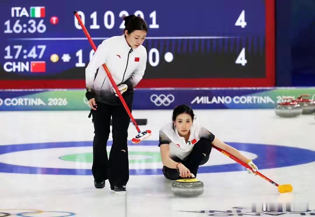 米兰冬奥会女子冰壶循环赛，中国队第三战对上东道主意大利队，中国队由王芮、韩雨、董