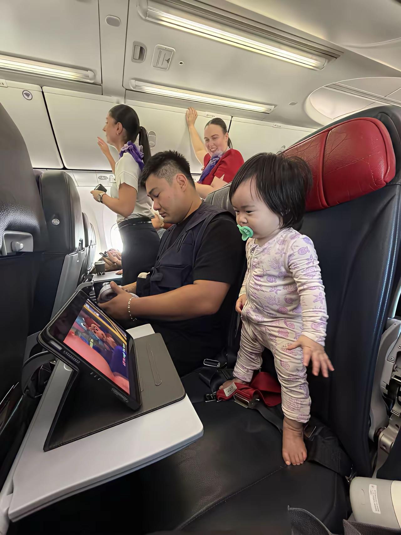 小外孙坐飞机去参加婚礼！