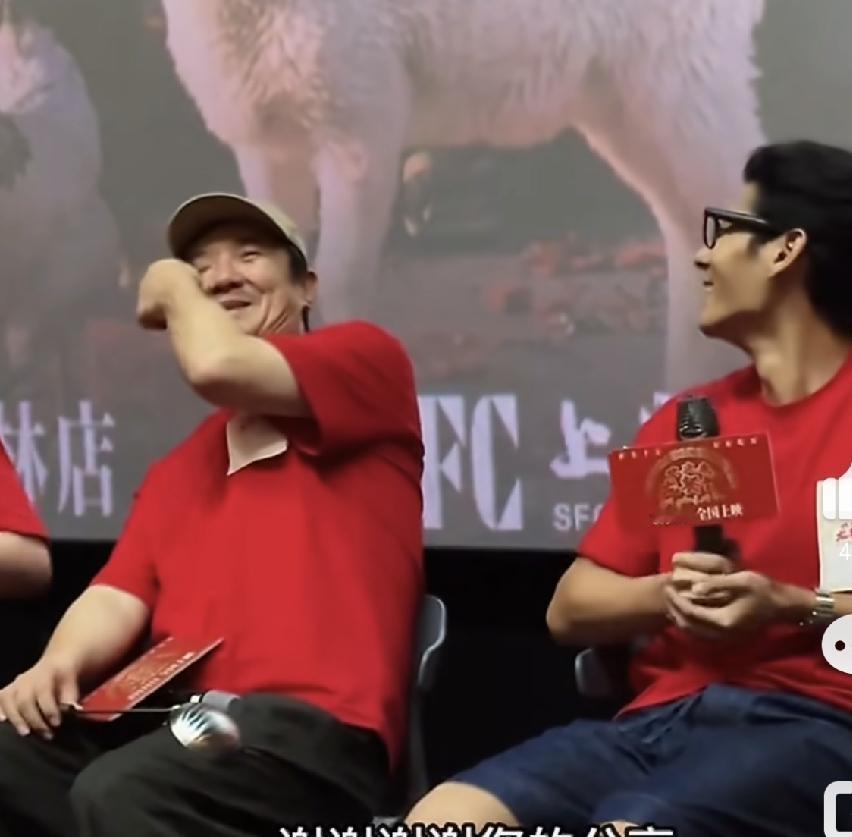 沈腾，泪崩了8月14日，电影《欢迎来龙餐馆》路演现场，一段画面在网上传开，