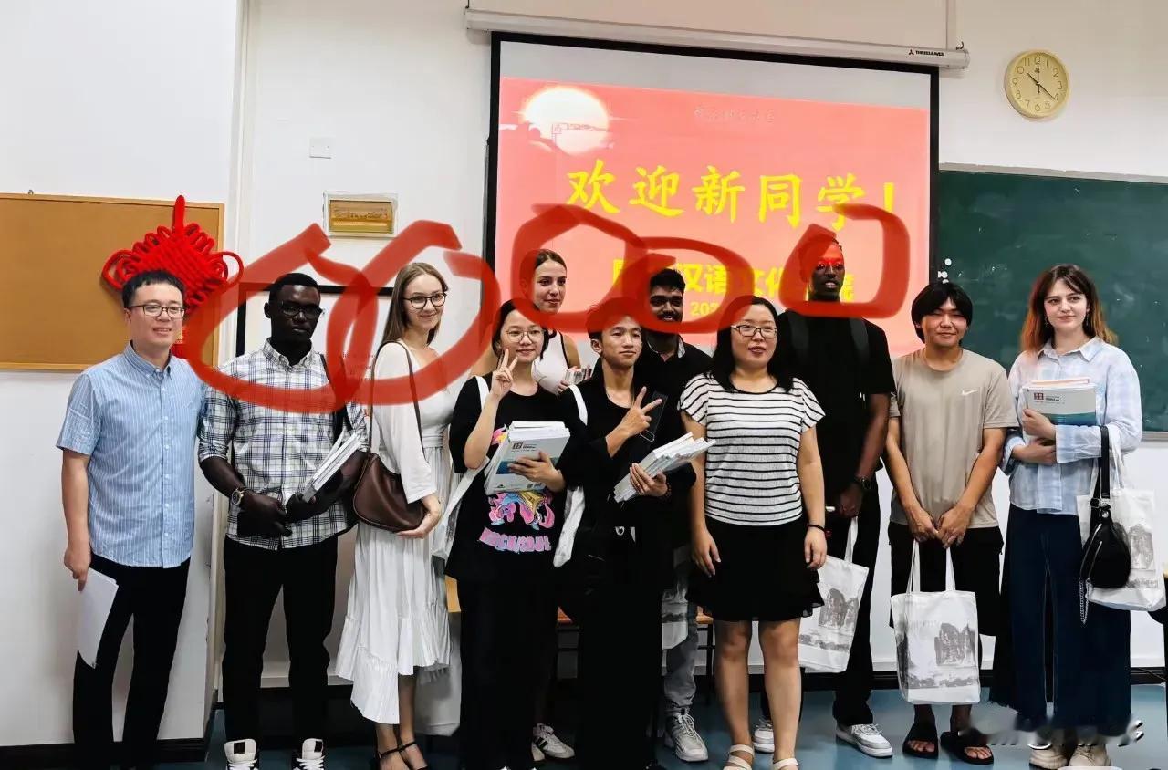 学分绑架留学生陪读？高校这波操作太离谱。岭南师大这规定简直魔幻——本地学生不