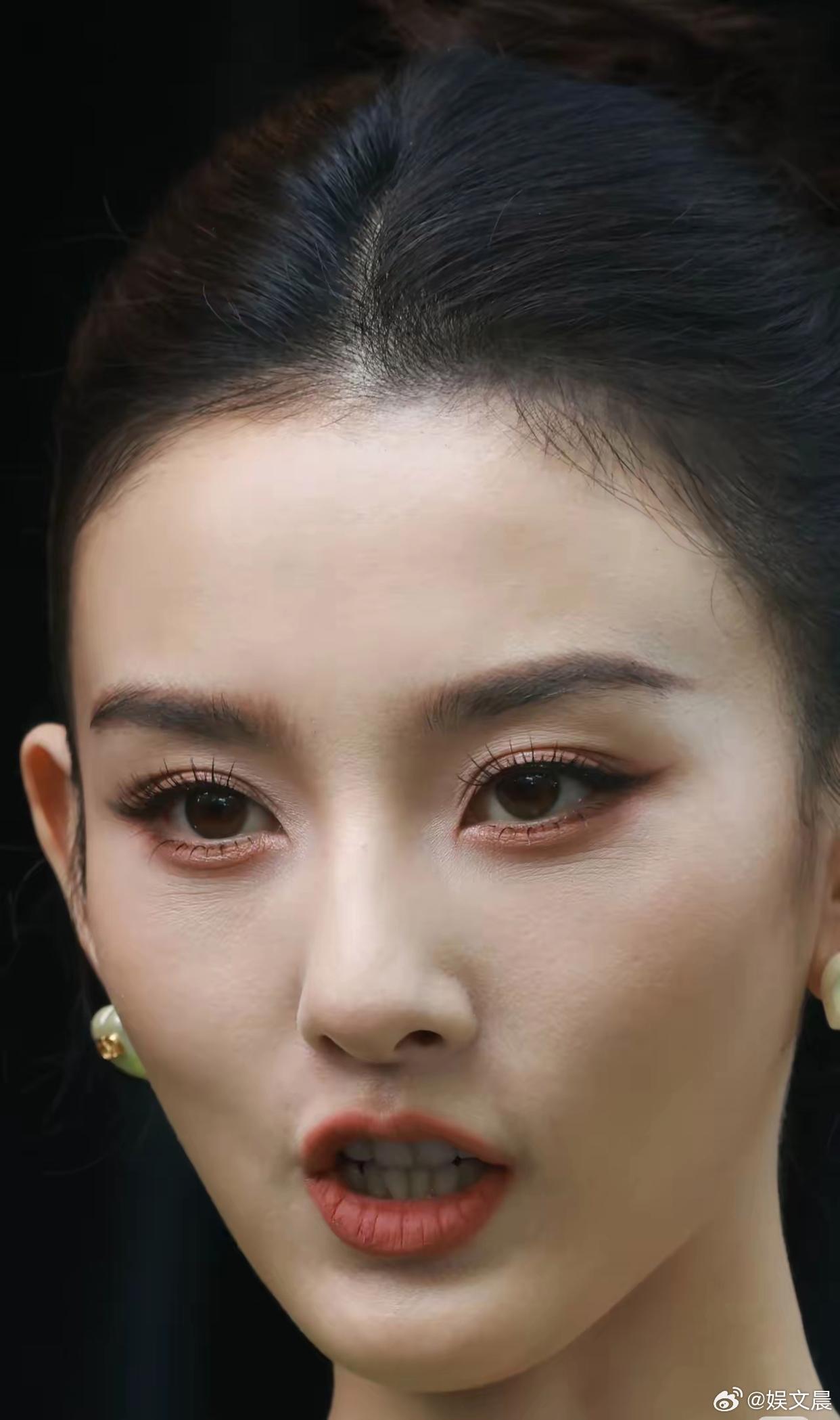 宋祖儿近距离怼脸生图曝光！年轻就是底气，镜头贴这么近，肌肤几乎看不到瑕疵。