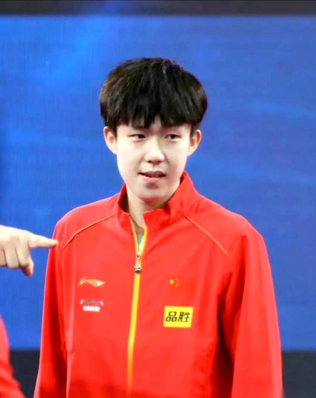 有人说王楚钦像没毕业的高中生，这话简直是神来之笔。真的，太对了。不是说他幼稚