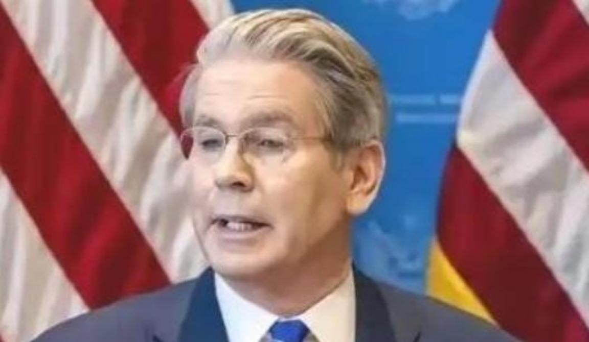 美国财长贝森特曾经公开声称，世界没法承受，一个贸易顺差达到，一万亿美元的中国！中