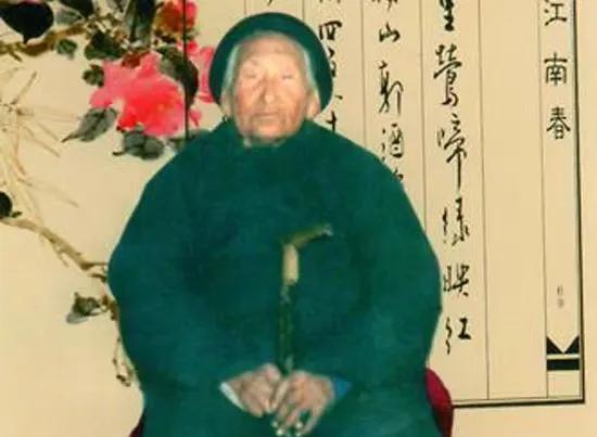 1941年，一八路军干部被伪军便衣队五花大绑，要押进城审问。谁知，刚走到城门口，
