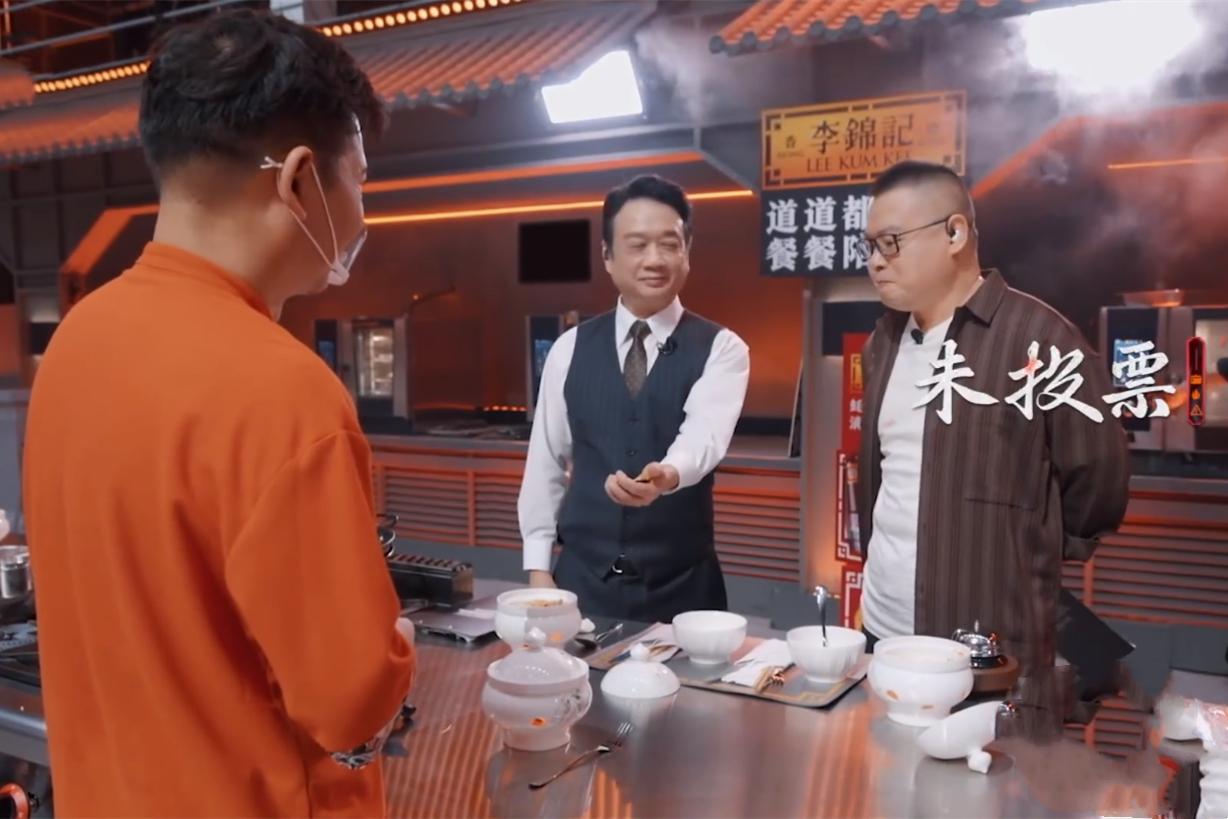 炒饭仙人被岳云鹏给淘汰，他败在了一个小细节上。岳云鹏参与录制的一档与厨艺有关的