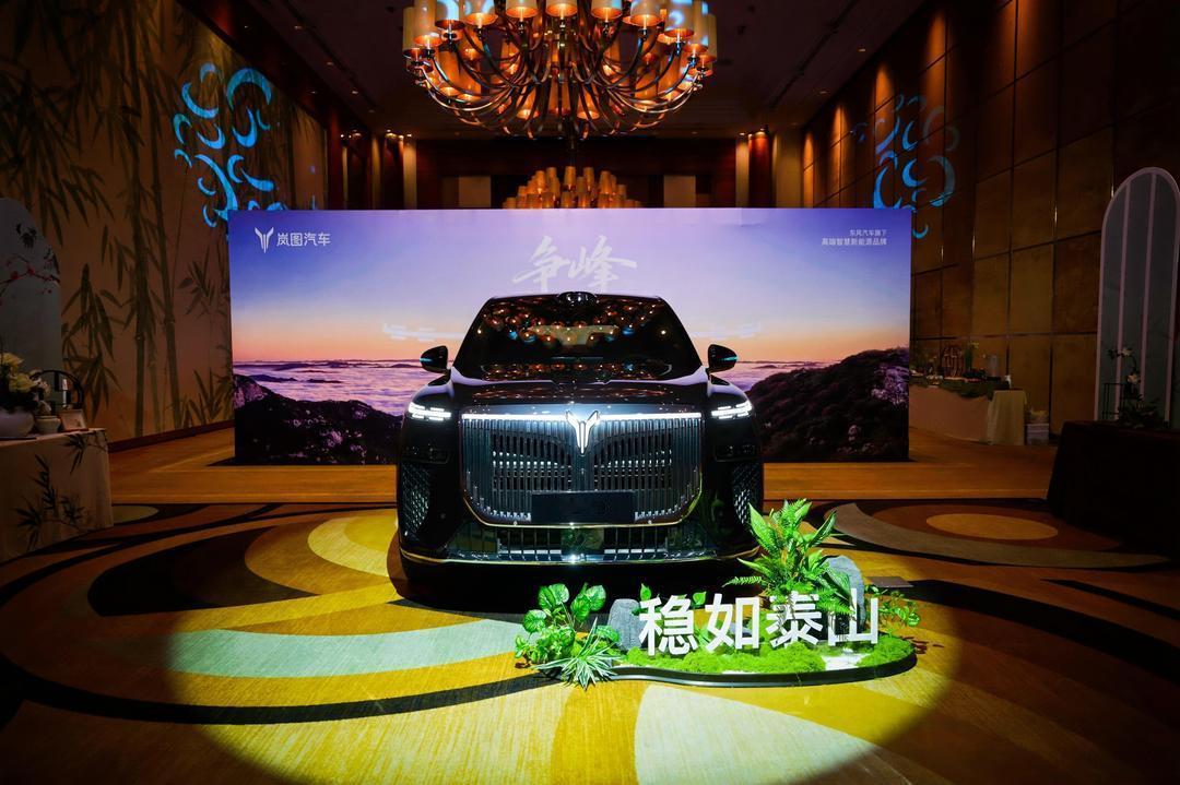 设计上，岚图泰山融合“天地共雅”东方美学，车身比例遵循“四大黄金分割”，内饰提取