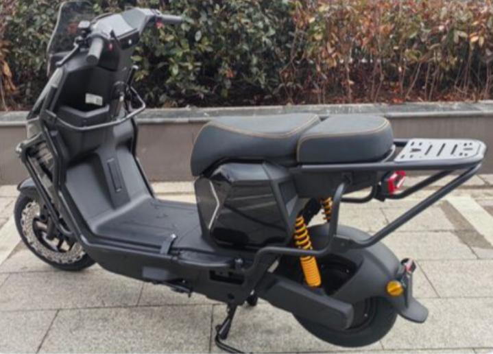 5000元购买外卖电动车，雅迪、爱玛选择哪一款？雅迪稳扎稳打，爱玛颜值与实用