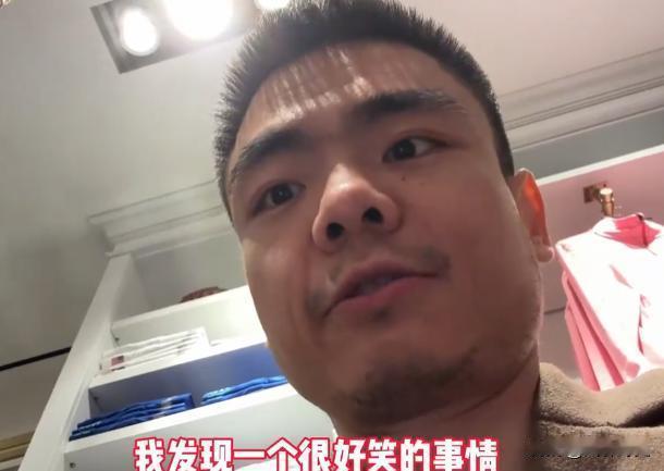 “特朗普果然是个骗子！”央视记者暗访美国商店，侦破了一个大秘密：特朗普嘴上号召美