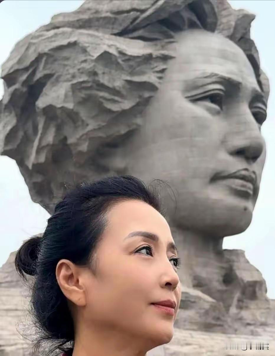 这位美女成了人人都羡慕的对象。只因她和毛主席的这张合影。她模仿毛主席的神情，