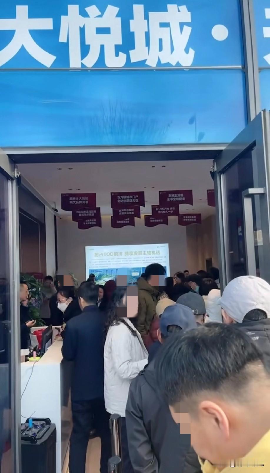 青岛楼市要火？李沧一楼盘人满为患，价格便宜，买房的人还是多啊！这两天，被青岛